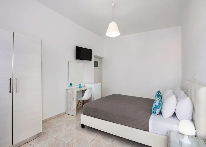 Kavallaris & Aparthotel Messaria (Santorini)